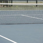 Comment intégrer des gradins pour les spectateurs dans la construction d’un court de tennis à Cannes ?