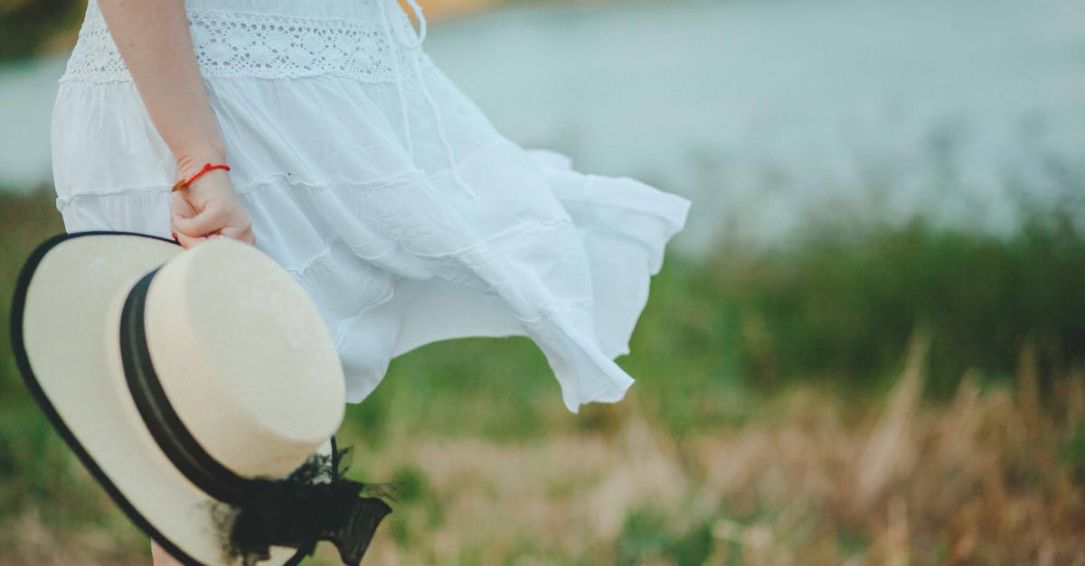 découvrez l'univers délicat de la dentelle, une matière emblématique qui allie élégance et raffinement. explorez nos créations uniques, des vêtements aux accessoires, et laissez-vous séduire par la beauté intemporelle de la dentelle.