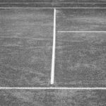 Pourquoi faut-il étudier le sol avant la construction de terrains de tennis ?