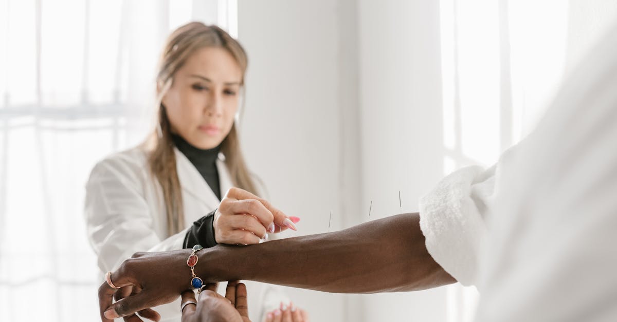 découvrez l'acupression, une technique de médecine alternative qui utilise la pression des doigts sur des points spécifiques du corps pour soulager le stress, améliorer la circulation et favoriser le bien-être. apprenez comment cette pratique millénaire peut transformer votre santé et votre qualité de vie.
