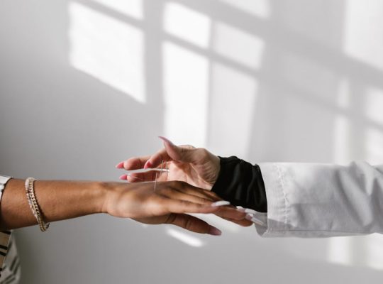 découvrez l'acupression, une technique thérapeutique ancestrale qui utilise la pression sur des points spécifiques du corps pour soulager le stress, réduire la douleur et améliorer le bien-être global. explorez ses bienfaits et apprenez comment l'intégrer dans votre routine quotidienne pour une meilleure santé physique et mentale.