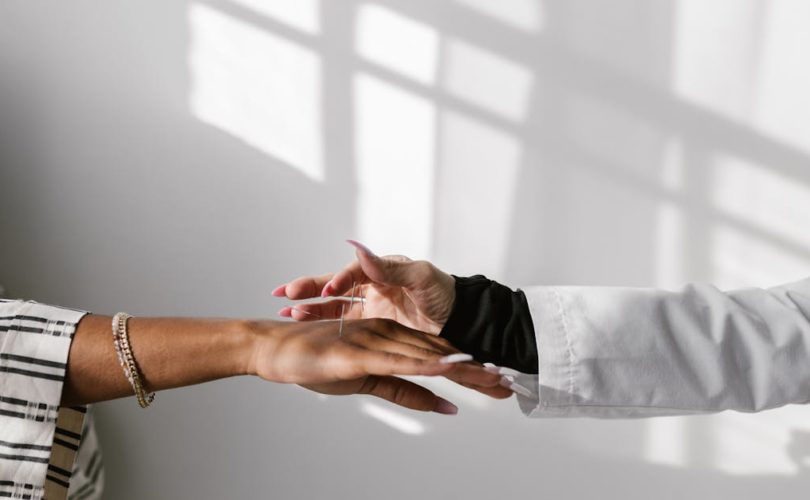 découvrez l'acupression, une technique thérapeutique ancestrale qui utilise la pression sur des points spécifiques du corps pour soulager le stress, réduire la douleur et améliorer le bien-être global. explorez ses bienfaits et apprenez comment l'intégrer dans votre routine quotidienne pour une meilleure santé physique et mentale.