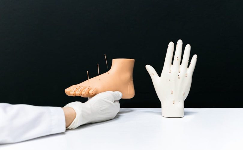 découvrez l'acupressure, une technique douce et efficace qui stimule des points spécifiques du corps pour soulager le stress, améliorer la circulation et favoriser le bien-être. apprenez les bienfaits de cette méthode ancestrale pour une santé équilibrée.