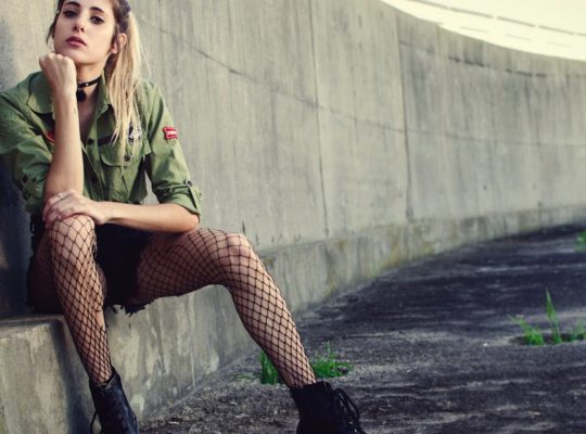 découvrez nos bas résille élégants et audacieux, parfaits pour ajouter une touche de glamour à votre tenue. offrant confort et style, nos bas en filets sont idéaux pour toutes les occasions, que ce soit pour une soirée chic ou un look décontracté. explorez notre collection maintenant!