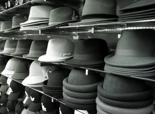 découvrez notre collection de chapeaux stylés pour toutes les occasions. que vous cherchiez un accessoire tendance pour compléter votre tenue ou un chapeau pratique pour vous protéger du soleil, nous avons ce qu'il vous faut. explorez notre sélection et trouvez le modèle qui vous ressemble!