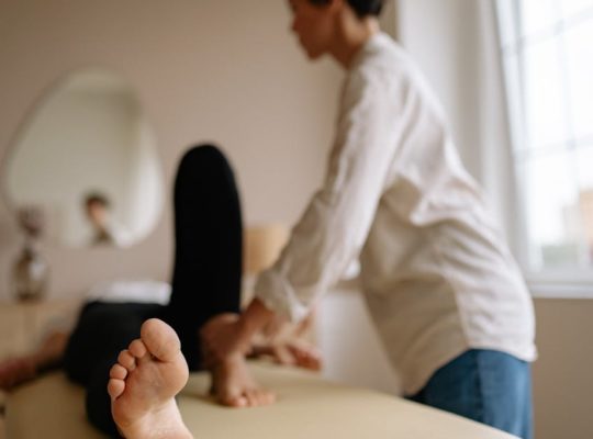 découvrez l'acupression, une méthode de guérison traditionnelle qui utilise des points spécifiques sur le corps pour soulager la douleur, réduire le stress et améliorer le bien-être général. explorez les bienfaits de cette technique douce et apprenez à l'intégrer dans votre routine quotidienne.