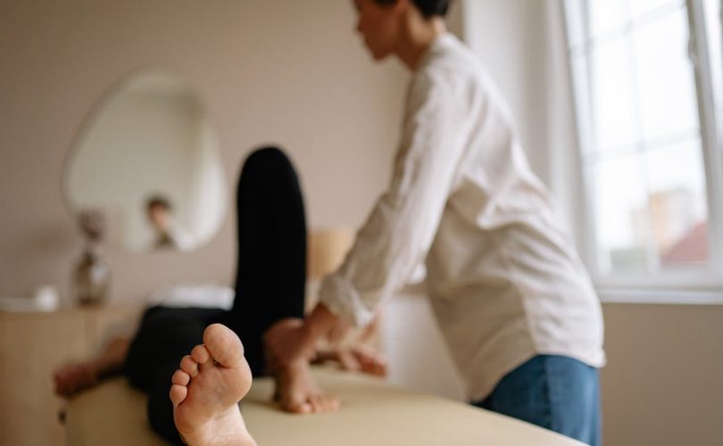découvrez l'acupression, une méthode de guérison traditionnelle qui utilise des points spécifiques sur le corps pour soulager la douleur, réduire le stress et améliorer le bien-être général. explorez les bienfaits de cette technique douce et apprenez à l'intégrer dans votre routine quotidienne.