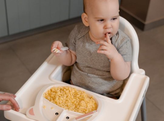 découvrez des conseils essentiels pour assurer la sécurité de votre bébé à la maison et en déplacement. apprenez les meilleures pratiques pour créer un environnement protecteur et tranquille pour votre enfant.