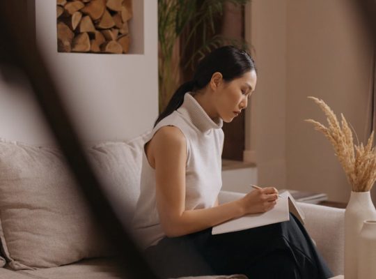 découvrez notre collection de vases décoratifs, parfaits pour ajouter une touche d'élégance à votre intérieur. que vous recherchiez un style moderne, classique ou artistique, nos vases sublimeront votre décoration et mettront en valeur vos fleurs et plantes.