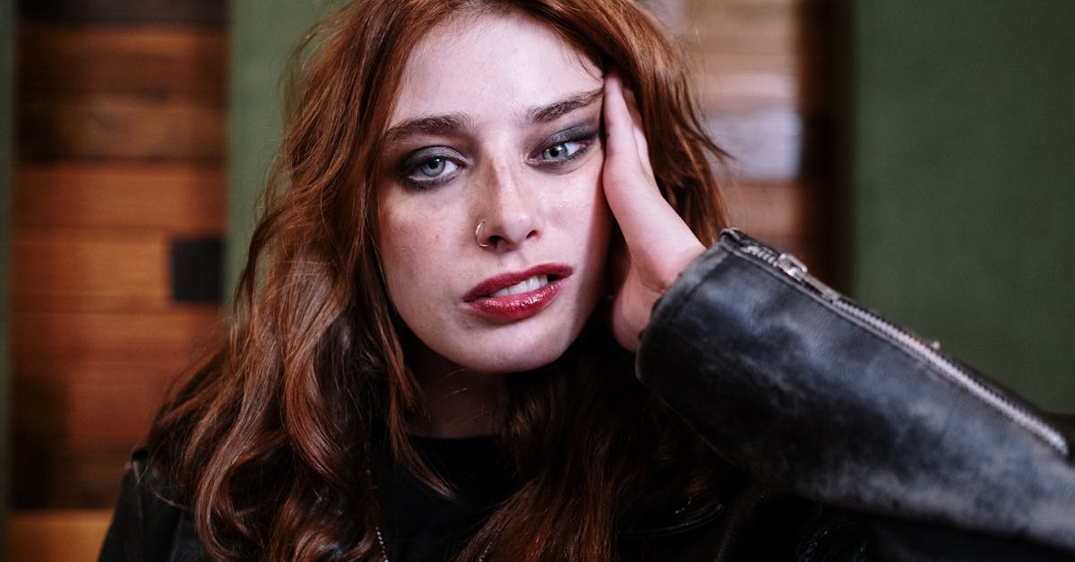 découvrez l'univers des faux piercings : des accessoires tendance et sans douleur pour un look audacieux sans engagement. explorez notre sélection variée de bijoux imitant les piercings réels, parfaits pour personnaliser votre style à moindre coût.