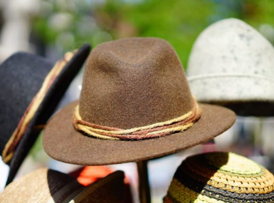 découvrez notre large sélection de chapeaux tendance pour chaque occasion. que vous cherchiez un style élégant, décontracté ou sportif, trouvez le chapeau parfait qui complétera votre tenue tout en vous protégeant du soleil.