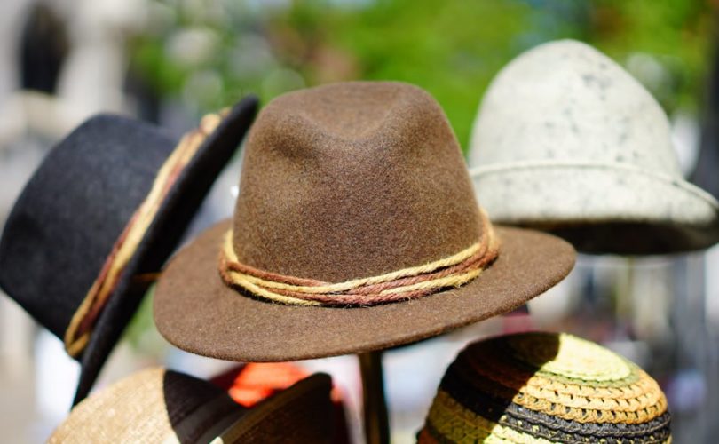 découvrez notre large sélection de chapeaux tendance pour chaque occasion. que vous cherchiez un style élégant, décontracté ou sportif, trouvez le chapeau parfait qui complétera votre tenue tout en vous protégeant du soleil.