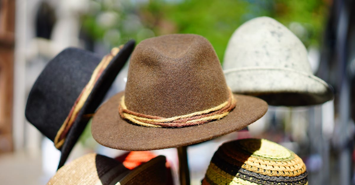 découvrez notre large sélection de chapeaux tendance pour chaque occasion. que vous cherchiez un style élégant, décontracté ou sportif, trouvez le chapeau parfait qui complétera votre tenue tout en vous protégeant du soleil.