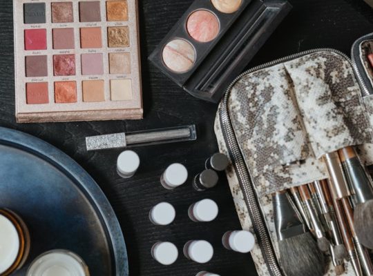 découvrez des astuces et conseils pour organiser votre maquillage de manière efficace. transformez votre routine beauté avec des solutions pratiques pour un espace de travail chic et fonctionnel.