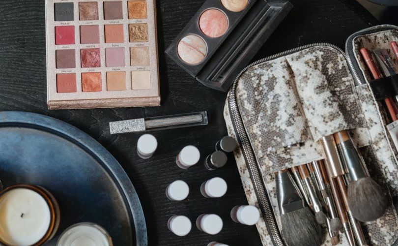 découvrez des astuces et conseils pour organiser votre maquillage de manière efficace. transformez votre routine beauté avec des solutions pratiques pour un espace de travail chic et fonctionnel.