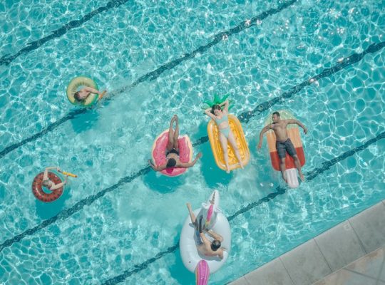 découvrez notre collection de flotteurs de piscine, des accessoires amusants et colorés pour profiter pleinement de vos journées au soleil. parfaits pour la détente ou les jeux aquatiques, nos flotteurs ajoutent une touche de fun à vos vacances estivales!