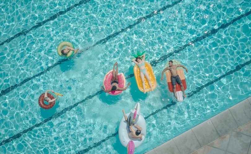 découvrez notre collection de flotteurs de piscine, des accessoires amusants et colorés pour profiter pleinement de vos journées au soleil. parfaits pour la détente ou les jeux aquatiques, nos flotteurs ajoutent une touche de fun à vos vacances estivales!