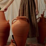 Les plus belles tendances de robes terracotta à découvrir cette saison