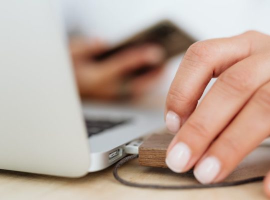 découvrez notre collection unique de bijoux en bois, alliant élégance et nature. chaque pièce est soigneusement fabriquée à la main, mettant en valeur la beauté des matériaux durables. idéal pour ceux qui recherchent des accessoires écoresponsables et originaux.