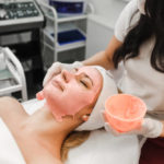 Comment évolue la texture de la peau après plusieurs soins visage à Villeurbanne ciblés ?