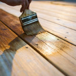 Quelle méthode d’application garantit la meilleure tenue d’une peinture bois sur de grandes surfaces ?