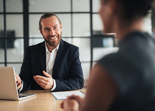 Dans l’univers digital d’aujourd’hui, un Site Internet Artisan Paris performant ne se limite pas à présenter vos services. Il doit également