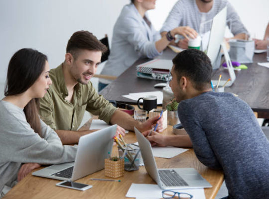 Pour une Vidéo entreprise Lyon, cette étape inclut généralement la rédaction d’un scénario précis, l’élaboration d’un storyboard et la validation du ton
