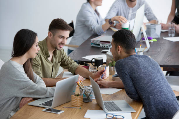 Pour une Vidéo entreprise Lyon, cette étape inclut généralement la rédaction d’un scénario précis, l’élaboration d’un storyboard et la validation du ton