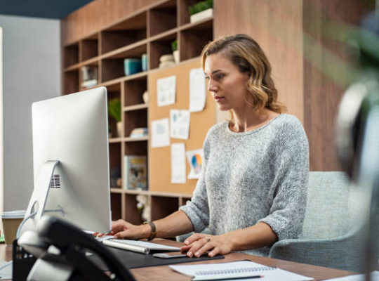 Une Vidéo entreprise Lyon performante commence toujours par un travail stratégique de scénarisation qui évite les