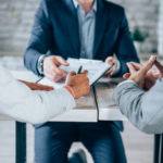 Comment un avocat en droit de l’environnement peut-il vous accompagner lors d’un projet immobilier ou industriel ?